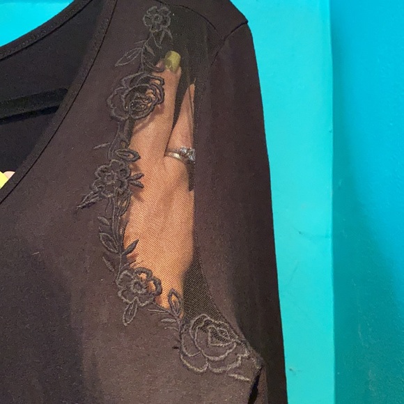 Torrid Black long sleeve lightweight tee w/flowers - Picture 4 of 4